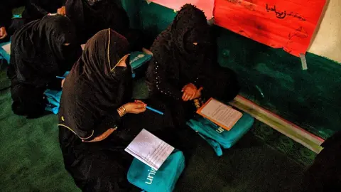 Un grupo de alumnas del la escuela rural comunitaria de Koz Dawlatkhil en la región afgana de Paktia. Foto: Alfonso F. Reca