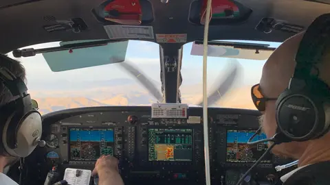 A bordo de una avioneta humanitaria en Afganistán. Foto: Alfonso F. Reca