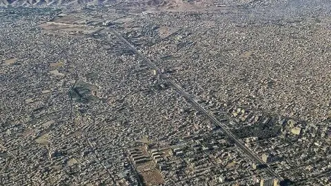 Panorámica de Kabul, capital de Afganistán desde una avioneta humanitaria. Foto: Alfonso F. Reca