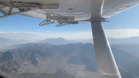 Panorámica de Kabul, capital de Afganistán desde una avioneta humanitaria. Foto: Alfonso F. Reca