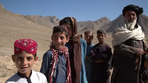 Un grupo de niños junto al líder tribal de la aldea de Wach Khakn, en la región afgana de Paktia. Foto: Alfonso F. Reca