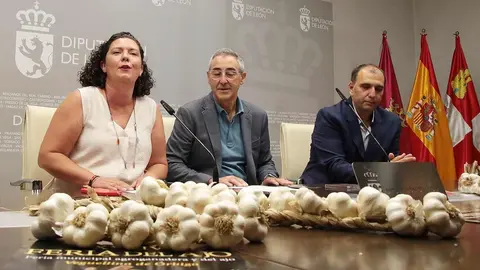 La diputada de Desarrollo Rural, Irene González, acompaña al alcalde de Villarejo de Órbigo, José Manuel Acebes, en la presentación de la XXXIV edición de la Feria del Ajo de Veguellina de Órbigo. Foto: Peio García