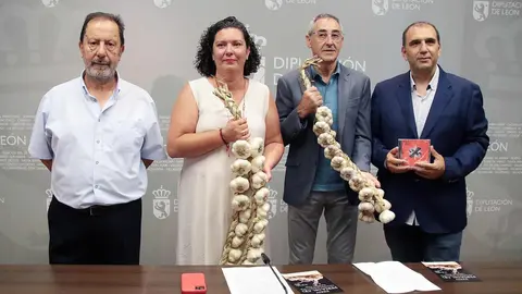 La diputada de Desarrollo Rural, Irene González, acompaña al alcalde de Villarejo de Órbigo, José Manuel Acebes, en la presentación de la XXXIV edición de la Feria del Ajo de Veguellina de Órbigo. Foto: Peio García