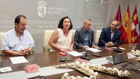 La diputada de Desarrollo Rural, Irene González, acompaña al alcalde de Villarejo de Órbigo, José Manuel Acebes, en la presentación de la XXXIV edición de la Feria del Ajo de Veguellina de Órbigo. Foto: Peio García