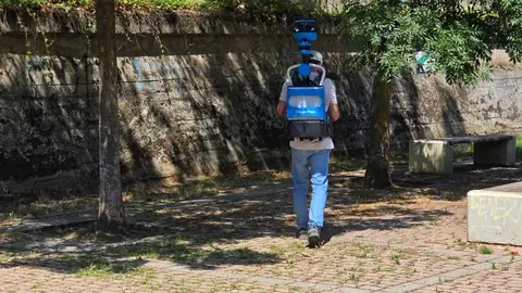 En los últimos días, los vecinos de León se han topado con una figura poco habitual pero cada vez más reconocible: un operario de Google Maps recorriendo a pie las calles del centro y las zonas peatonales, equipado con un arnés con cámara esférica sobre su cabeza y una ruta definida en su navegador. Foto: Carlos Calvo