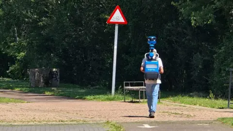 En los últimos días, los vecinos de León se han topado con una figura poco habitual pero cada vez más reconocible: un operario de Google Maps recorriendo a pie las calles del centro y las zonas peatonales, equipado con un arnés con cámara esférica sobre su cabeza y una ruta definida en su navegador. Foto: Carlos Calvo