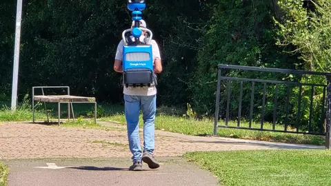 En los últimos días, los vecinos de León se han topado con una figura poco habitual pero cada vez más reconocible: un operario de Google Maps recorriendo a pie las calles del centro y las zonas peatonales, equipado con un arnés con cámara esférica sobre su cabeza y una ruta definida en su navegador. Foto: Carlos Calvo