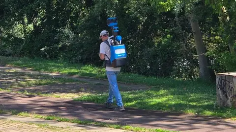 En los últimos días, los vecinos de León se han topado con una figura poco habitual pero cada vez más reconocible: un operario de Google Maps recorriendo a pie las calles del centro y las zonas peatonales, equipado con un arnés con cámara esférica sobre su cabeza y una ruta definida en su navegador. Foto: Carlos Calvo