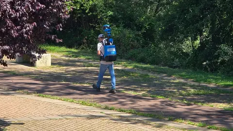 En los últimos días, los vecinos de León se han topado con una figura poco habitual pero cada vez más reconocible: un operario de Google Maps recorriendo a pie las calles del centro y las zonas peatonales, equipado con un arnés con cámara esférica sobre su cabeza y una ruta definida en su navegador. Foto: Carlos Calvo