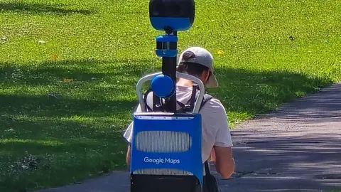 En los últimos días, los vecinos de León se han topado con una figura poco habitual pero cada vez más reconocible: un operario de Google Maps recorriendo a pie las calles del centro y las zonas peatonales, equipado con un arnés con cámara esférica sobre su cabeza y una ruta definida en su navegador. Foto: Carlos Calvo