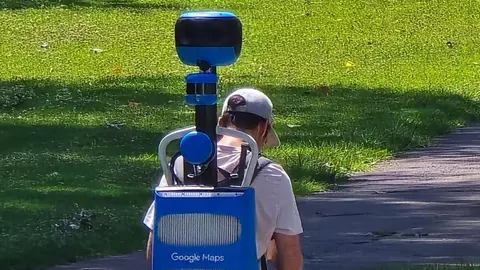 En los últimos días, los vecinos de León se han topado con una figura poco habitual pero cada vez más reconocible: un operario de Google Maps recorriendo a pie las calles del centro y las zonas peatonales, equipado con un arnés con cámara esférica sobre su cabeza y una ruta definida en su navegador. Foto: Carlos Calvo