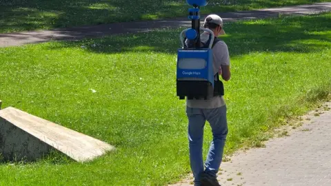 En los últimos días, los vecinos de León se han topado con una figura poco habitual pero cada vez más reconocible: un operario de Google Maps recorriendo a pie las calles del centro y las zonas peatonales, equipado con un arnés con cámara esférica sobre su cabeza y una ruta definida en su navegador. Foto: Carlos Calvo
