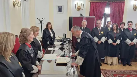 En un emotivo y solemne acto celebrado en la sede de la Audiencia Provincial de León, el magistrado Pablo Arraiza Jiménez ha tomado posesión como nuevo presidente de este órgano judicial, en presencia de autoridades, familiares, compañeros y miembros del poder judicial. La ceremonia fue presidida por la presidenta del Tribunal Superior de Justicia de Castilla y León (TSJCyL), Ana del Ser, quien destacó el compromiso y la trayectoria ejemplar de Arraiza.