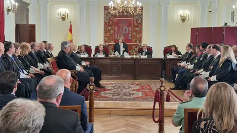 En un emotivo y solemne acto celebrado en la sede de la Audiencia Provincial de León, el magistrado Pablo Arraiza Jiménez ha tomado posesión como nuevo presidente de este órgano judicial, en presencia de autoridades, familiares, compañeros y miembros del poder judicial. La ceremonia fue presidida por la presidenta del Tribunal Superior de Justicia de Castilla y León (TSJCyL), Ana del Ser, quien destacó el compromiso y la trayectoria ejemplar de Arraiza.