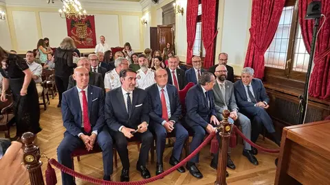 En un emotivo y solemne acto celebrado en la sede de la Audiencia Provincial de León, el magistrado Pablo Arraiza Jiménez ha tomado posesión como nuevo presidente de este órgano judicial, en presencia de autoridades, familiares, compañeros y miembros del poder judicial. La ceremonia fue presidida por la presidenta del Tribunal Superior de Justicia de Castilla y León (TSJCyL), Ana del Ser, quien destacó el compromiso y la trayectoria ejemplar de Arraiza.