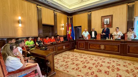 Ayuntamiento y Diputación reciben a luchadores y autoridades en el marco del Congreso Internacional de Artes Marciales y Deportes de Combate