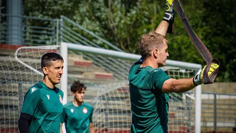 La Cultural Leonesa se prepara lejos del Reino con seis amistosos confirmados. El conjunto leonés afrontará toda su pretemporada como visitante por las obras en el césped del estadio; el 6 de agosto disputará dos partidos en la misma jornada. Fotos: CyDLeonesa