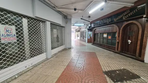 Pasaje San Agustín: del bullicio al olvido. Ubicado en el corazón de León, el que fuera un punto vibrante de comercio hoy luce completamente vacío. Nueve locales cerrados resumen una decadencia sin freno que comenzó hace años.