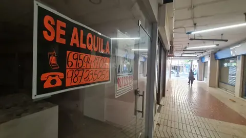 Pasaje San Agustín: del bullicio al olvido. Ubicado en el corazón de León, el que fuera un punto vibrante de comercio hoy luce completamente vacío. Nueve locales cerrados resumen una decadencia sin freno que comenzó hace años.