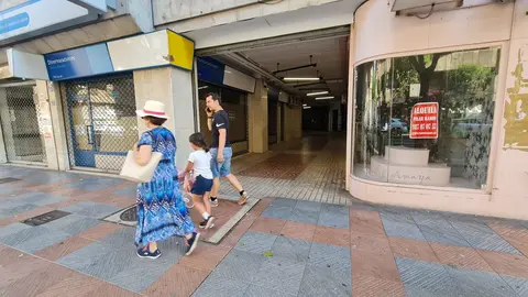 PPasaje San Agustín: del bullicio al olvido. Ubicado en el corazón de León, el que fuera un punto vibrante de comercio hoy luce completamente vacío. Nueve locales cerrados resumen una decadencia sin freno que comenzó hace años.