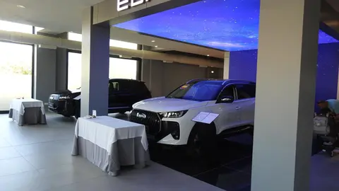 La ciudad de León cuenta ya oficialmente con un nuevo concesionario de la renacida marca EBRO. Desde este jueves, EBRO Leomotor León opera como concesionario oficial en Avenida Madrid, 116, en unas modernas instalaciones que ya han comenzado la entrega de vehículos y donde puede visitarse una amplia exposición de modelos SUV de la firma.
