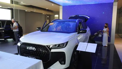La ciudad de León cuenta ya oficialmente con un nuevo concesionario de la renacida marca EBRO. Desde este jueves, EBRO Leomotor León opera como concesionario oficial en Avenida Madrid, 116, en unas modernas instalaciones que ya han comenzado la entrega de vehículos y donde puede visitarse una amplia exposición de modelos SUV de la firma.