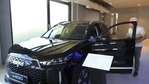 La ciudad de León cuenta ya oficialmente con un nuevo concesionario de la renacida marca EBRO. Desde este jueves, EBRO Leomotor León opera como concesionario oficial en Avenida Madrid, 116, en unas modernas instalaciones que ya han comenzado la entrega de vehículos y donde puede visitarse una amplia exposición de modelos SUV de la firma.