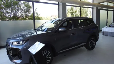 La ciudad de León cuenta ya oficialmente con un nuevo concesionario de la renacida marca EBRO. Desde este jueves, EBRO Leomotor León opera como concesionario oficial en Avenida Madrid, 116, en unas modernas instalaciones que ya han comenzado la entrega de vehículos y donde puede visitarse una amplia exposición de modelos SUV de la firma.