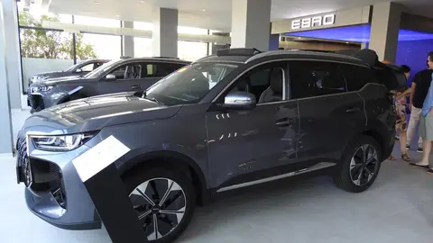 La ciudad de León cuenta ya oficialmente con un nuevo concesionario de la renacida marca EBRO. Desde este jueves, EBRO Leomotor León opera como concesionario oficial en Avenida Madrid, 116, en unas modernas instalaciones que ya han comenzado la entrega de vehículos y donde puede visitarse una amplia exposición de modelos SUV de la firma.