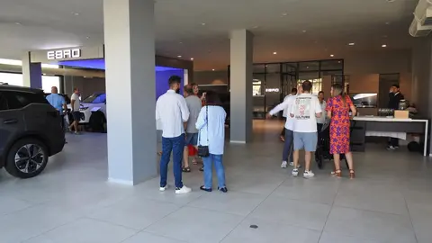 La ciudad de León cuenta ya oficialmente con un nuevo concesionario de la renacida marca EBRO. Desde este jueves, EBRO Leomotor León opera como concesionario oficial en Avenida Madrid, 116, en unas modernas instalaciones que ya han comenzado la entrega de vehículos y donde puede visitarse una amplia exposición de modelos SUV de la firma.