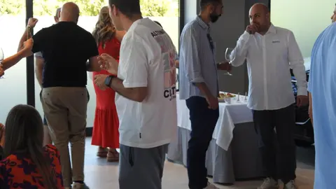La ciudad de León cuenta ya oficialmente con un nuevo concesionario de la renacida marca EBRO. Desde este jueves, EBRO Leomotor León opera como concesionario oficial en Avenida Madrid, 116, en unas modernas instalaciones que ya han comenzado la entrega de vehículos y donde puede visitarse una amplia exposición de modelos SUV de la firma.