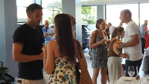 La ciudad de León cuenta ya oficialmente con un nuevo concesionario de la renacida marca EBRO. Desde este jueves, EBRO Leomotor León opera como concesionario oficial en Avenida Madrid, 116, en unas modernas instalaciones que ya han comenzado la entrega de vehículos y donde puede visitarse una amplia exposición de modelos SUV de la firma.