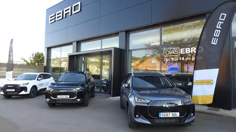 La ciudad de León cuenta ya oficialmente con un nuevo concesionario de la renacida marca EBRO. Desde este jueves, EBRO Leomotor León opera como concesionario oficial en Avenida Madrid, 116, en unas modernas instalaciones que ya han comenzado la entrega de vehículos y donde puede visitarse una amplia exposición de modelos SUV de la firma.