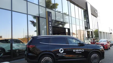La ciudad de León cuenta ya oficialmente con un nuevo concesionario de la renacida marca EBRO. Desde este jueves, EBRO Leomotor León opera como concesionario oficial en Avenida Madrid, 116, en unas modernas instalaciones que ya han comenzado la entrega de vehículos y donde puede visitarse una amplia exposición de modelos SUV de la firma.