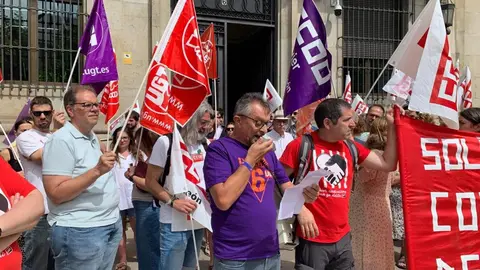 Concentración en apoyo a la liberación de las '6 de la Suiza' este viernes en León. Foto: A.F.R.