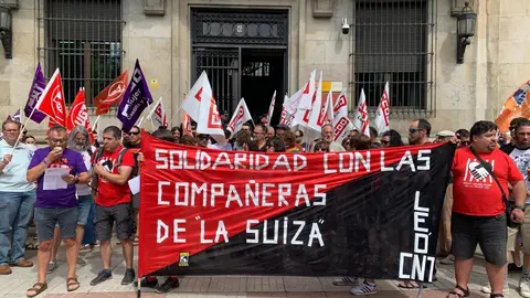 Concentración en apoyo a la liberación de las '6 de la Suiza' este viernes en León. Foto: A.F.R.