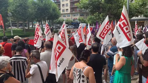 Concentración en apoyo a la liberación de las '6 de la Suiza' este viernes en León. Foto: A.F.R.