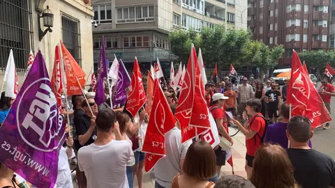 Concentración en apoyo a la liberación de las '6 de la Suiza' este viernes en León. Foto: A.F.R.