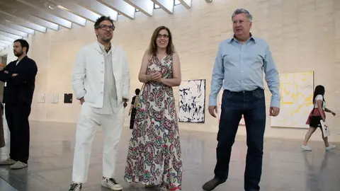 La directora general de Políticas Culturales, Inmaculada Martínez, presenta las próximas exposiciones del Museo de Arte Contemporáneo de Castilla y León con el director del MUSAC, Álvaro Rodríguez Fominaya. Foto: Peio García