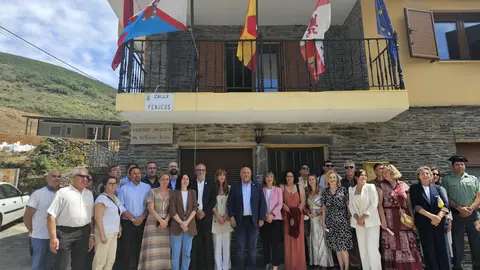 La localidad leonesa de Peranzanes acogió este viernes el acto conmemorativo del 25 aniversario del primer izado de la bandera del Bierzo por el entonces presidente del Consejo Comarcal del Bierzo, Jesús Esteban, así como “la consolidación del sentimiento berciano” tras “tiempos complicados en los que no había unanimidad respecto a la bandera”.