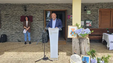 La localidad leonesa de Peranzanes acogió este viernes el acto conmemorativo del 25 aniversario del primer izado de la bandera del Bierzo por el entonces presidente del Consejo Comarcal del Bierzo, Jesús Esteban, así como “la consolidación del sentimiento berciano” tras “tiempos complicados en los que no había unanimidad respecto a la bandera”.