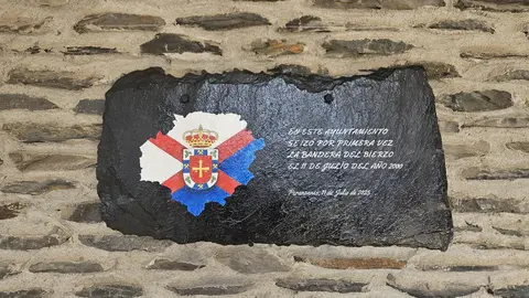 La localidad leonesa de Peranzanes acogió este viernes el acto conmemorativo del 25 aniversario del primer izado de la bandera del Bierzo por el entonces presidente del Consejo Comarcal del Bierzo, Jesús Esteban, así como “la consolidación del sentimiento berciano” tras “tiempos complicados en los que no había unanimidad respecto a la bandera”.