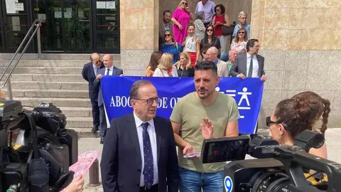 Coincidiendo con el Día de la Justicia Gratuita y del Turno de Oficio, el Colegio de la Abogacía de León celebró este viernes un acto de denuncia y homenaje frente a los juzgados de la capital leonesa. Con una concentración simbólica, la abogacía leonesa quiso visibilizar la “difícil situación” que atraviesa este servicio esencial.