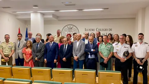 Coincidiendo con el Día de la Justicia Gratuita y del Turno de Oficio, el Colegio de la Abogacía de León celebró este viernes un acto de denuncia y homenaje frente a los juzgados de la capital leonesa. Con una concentración simbólica, la abogacía leonesa quiso visibilizar la “difícil situación” que atraviesa este servicio esencial.