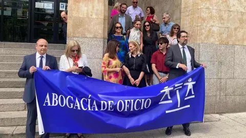 Coincidiendo con el Día de la Justicia Gratuita y del Turno de Oficio, el Colegio de la Abogacía de León celebró este viernes un acto de denuncia y homenaje frente a los juzgados de la capital leonesa. Con una concentración simbólica, la abogacía leonesa quiso visibilizar la “difícil situación” que atraviesa este servicio esencial.