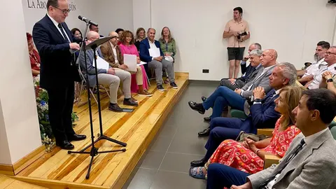 Coincidiendo con el Día de la Justicia Gratuita y del Turno de Oficio, el Colegio de la Abogacía de León celebró este viernes un acto de denuncia y homenaje frente a los juzgados de la capital leonesa. Con una concentración simbólica, la abogacía leonesa quiso visibilizar la “difícil situación” que atraviesa este servicio esencial.