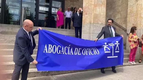 Coincidiendo con el Día de la Justicia Gratuita y del Turno de Oficio, el Colegio de la Abogacía de León celebró este viernes un acto de denuncia y homenaje frente a los juzgados de la capital leonesa. Con una concentración simbólica, la abogacía leonesa quiso visibilizar la “difícil situación” que atraviesa este servicio esencial.