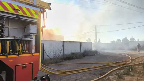 Un incendio declarado en la tarde del viernes en una nave de reciclaje situada en el polígono industrial de Onzonilla generó una rápida respuesta de los bomberos de León. Las llamas comenzaron en el patio exterior de las instalaciones de Recipacar, una empresa que maneja materiales altamente inflamables, lo que elevó el nivel de alerta. Fotos de Bomberos León
