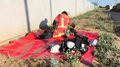 Un incendio declarado en la tarde del viernes en una nave de reciclaje situada en el polígono industrial de Onzonilla generó una rápida respuesta de los bomberos de León. Las llamas comenzaron en el patio exterior de las instalaciones de Recipacar, una empresa que maneja materiales altamente inflamables, lo que elevó el nivel de alerta. Fotos de Bomberos León