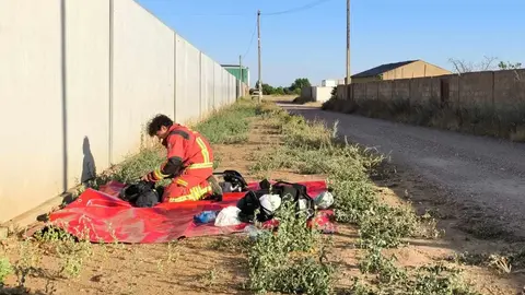 Un incendio declarado en la tarde del viernes en una nave de reciclaje situada en el polígono industrial de Onzonilla generó una rápida respuesta de los bomberos de León. Las llamas comenzaron en el patio exterior de las instalaciones de Recipacar, una empresa que maneja materiales altamente inflamables, lo que elevó el nivel de alerta. Fotos de Bomberos León